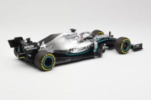 Mercedes AMG Petronas W10 #44 L. Hamilton F1 World Champion 2019 Minichamps 1:18 110190044 Metal - imagem 2 de 6