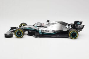 Mercedes AMG Petronas W10 #44 L. Hamilton F1 World Champion 2019 Minichamps 1:18 110190044 Metal - imagem 3 de 6