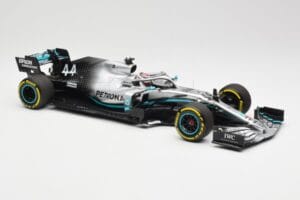 Mercedes AMG Petronas W10 #44 L. Hamilton F1 World Champion 2019 Minichamps 1:18 110190044 Metal - imagem 4 de 6