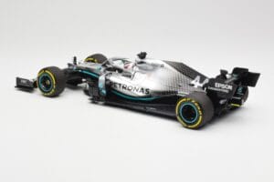 Mercedes AMG Petronas W10 #44 L. Hamilton F1 World Champion 2019 Minichamps 1:18 110190044 Metal - imagem 5 de 6