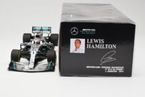Mercedes AMG Petronas W10 #44 L. Hamilton F1 World Champion 2019 Minichamps 1:18 110190044 Metal - imagem 6 de 6