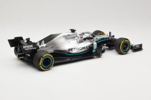 Mercedes AMG Petronas W10 #44 L. Hamilton F1 World Champion Dealer Edition 2019 Minichamps 1:18 B66960567 Metal - imagem 2 de 7