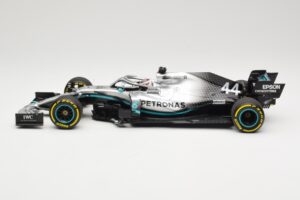 Mercedes AMG Petronas W10 #44 L. Hamilton F1 World Champion Dealer Edition 2019 Minichamps 1:18 B66960567 Metal - imagem 3 de 7