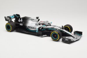 Mercedes AMG Petronas W10 #44 L. Hamilton F1 World Champion Dealer Edition 2019 Minichamps 1:18 B66960567 Metal - imagem 4 de 7