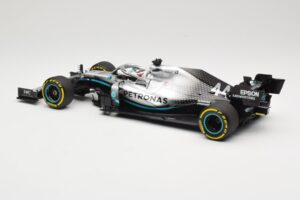 Mercedes AMG Petronas W10 #44 L. Hamilton F1 World Champion Dealer Edition 2019 Minichamps 1:18 B66960567 Metal - imagem 5 de 7