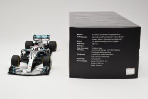 Mercedes AMG Petronas W10 #44 L. Hamilton F1 World Champion Dealer Edition 2019 Minichamps 1:18 B66960567 Metal - imagem 6 de 7