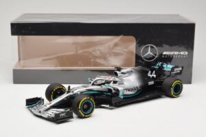Mercedes AMG Petronas W10 #44 L. Hamilton F1 World Champion Dealer Edition 2019 Minichamps 1:18 B66960567 Metal - imagem 7 de 7