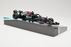 Mercedes AMG Petronas W12 E Performance #44 L. Hamilton Bahrain GP 2021 Minichamps 1:18 113210144 Metal - imagem 4 de 6
