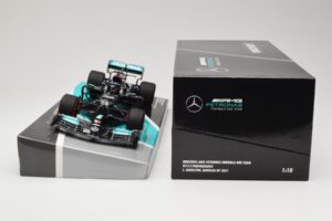 Mercedes AMG Petronas W12 E Performance #44 L. Hamilton Bahrain GP 2021 Minichamps 1:18 113210144 Metal - imagem 6 de 6