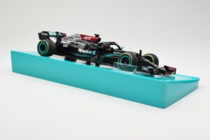 Mercedes AMG Petronas W12 E Performance #44 L. Hamilton Russian GP 2021 Minichamps 1:18 113211544 Metal - imagem 4 de 6