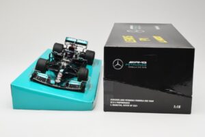 Mercedes AMG Petronas W12 E Performance #44 L. Hamilton Russian GP 2021 Minichamps 1:18 113211544 Metal - imagem 6 de 6