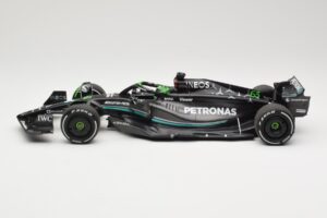 Mercedes AMG Petronas W14 E Performance #63 G. Russell Bahrain GP 2023 Minichamps 1:18 110230163 Metal - imagem 3 de 6