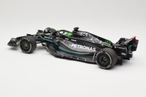 Mercedes AMG Petronas W14 E Performance #63 G. Russell Bahrain GP 2023 Minichamps 1:18 110230163 Metal - imagem 5 de 6