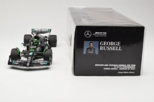 Mercedes AMG Petronas W14 E Performance #63 G. Russell Bahrain GP 2023 Minichamps 1:18 110230163 Metal - imagem 6 de 6