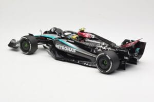 Mercedes AMG Petronas W15 E Performance #44 L. Hamilton 2024 Minichamps 1:18 110240144 Metal - imagem 3 de 6