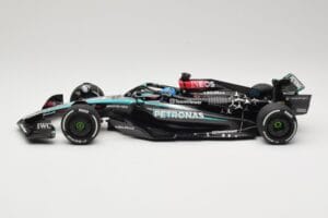 Mercedes AMG Petronas W15 E Performance #63 G. Russell Winner Austrian GP 2024 Minichamps 1:18 110241163 Metal - imagem 3 de 6