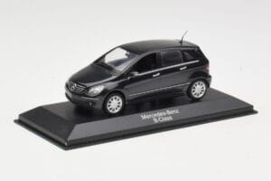 Mercedes B-Class W245 Cosmos Black Minichamps 1:43 B66962218 Metal - imagem 2 de 4