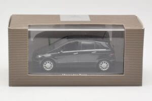 Mercedes B-Class W245 Cosmos Black Minichamps 1:43 B66962218 Metal - imagem 4 de 4