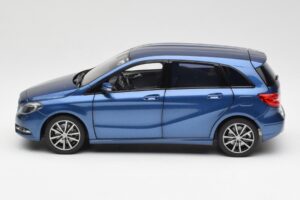Mercedes B-Class W246 Lotus Azul Metálico Norev 1:18 B66961410 Metal - imagem 4 de 8