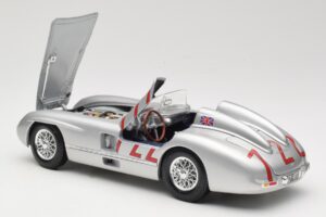 Mercedes 300 SLR W196S #722 S. Moss / D. Jenkinson Mille Miglia Winner 1955 Maisto 1:18 536887 Metal - imagem 5 de 8