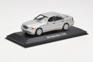 Mercedes C 200 W202 Iridium Silver Minichamps 1:43 B66040488 Metal - imagem 2 de 4