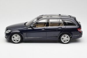 Mercedes C-Class S204 T-Modell Tanzanite Azul AUTOart 1:18 B66962352 Metal - imagem 4 de 8