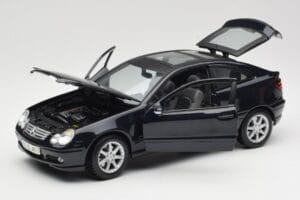 Mercedes C-Class Sports Coupe CL203 Azul Maisto 1:18 B66962124 Metal - imagem 2 de 8