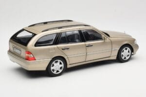 Mercedes C-Class T-Model W202 Smoke Silver Norev 1:18 183388 Metal - imagem 3 de 8