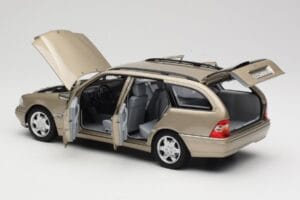 Mercedes C-Class T-Model W202 Smoke Silver Norev 1:18 183388 Metal - imagem 4 de 8