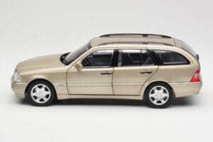 Mercedes C-Class T-Model W202 Smoke Silver Norev 1:18 183388 Metal - imagem 5 de 8