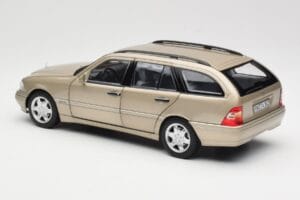 Mercedes C-Class T-Model W202 Smoke Silver Norev 1:18 183388 Metal - imagem 7 de 8