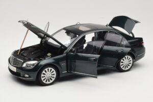 Mercedes C-Class W204 Avantgarde Verde Escuro AUTOart 1:18 B66962366 Metal - imagem 3 de 8