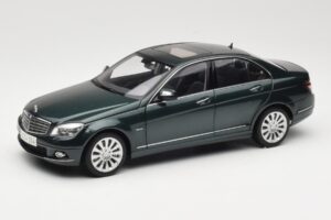 Mercedes C-Class W204 Avantgarde Verde Escuro AUTOart 1:18 B66962366 Metal
