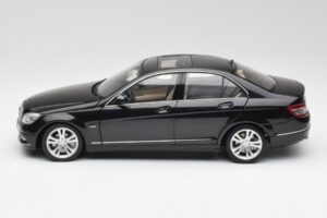Mercedes C-Class W204 Avantgarde Obsidian Preto AUTOart 1:18 76264-R1 Metal - imagem 4 de 8