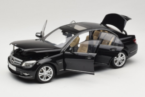 Mercedes C-Class W204 Obsidian Black AUTOart 1:18 B66962367 Metal - imagem 2 de 8