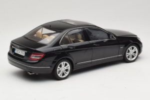 Mercedes C-Class W204 Obsidian Black AUTOart 1:18 B66962367 Metal - imagem 3 de 8