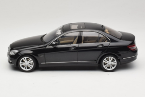Mercedes C-Class W204 Obsidian Black AUTOart 1:18 B66962367 Metal - imagem 4 de 8