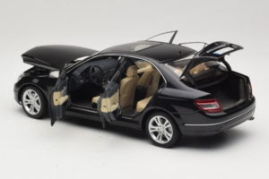 Mercedes C-Class W204 Obsidian Black AUTOart 1:18 B66962367 Metal - imagem 5 de 8