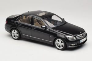 Mercedes C-Class W204 Obsidian Black AUTOart 1:18 B66962367 Metal - imagem 6 de 8