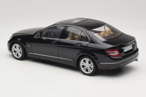 Mercedes C-Class W204 Obsidian Black AUTOart 1:18 B66962367 Metal - imagem 7 de 8