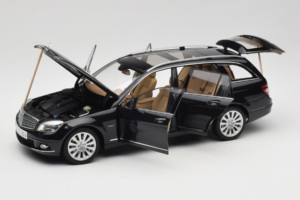 Mercedes C-Class W204 Estate Obsidian Black AUTOart 1:18 B66962349 Metal - imagem 2 de 8