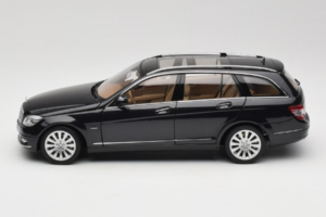 Mercedes C-Class W204 Estate Obsidian Black AUTOart 1:18 B66962349 Metal - imagem 4 de 8