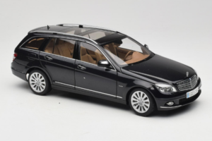 Mercedes C-Class W204 Estate Obsidian Black AUTOart 1:18 B66962349 Metal - imagem 6 de 8