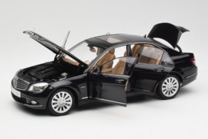 Mercedes C-Class W204 Obsidian Preto AUTOart 1:18 B66962365 Metal - imagem 2 de 8