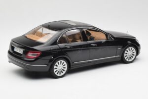 Mercedes C-Class W204 Obsidian Preto AUTOart 1:18 B66962365 Metal - imagem 3 de 8