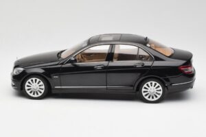 Mercedes C-Class W204 Obsidian Preto AUTOart 1:18 B66962365 Metal - imagem 4 de 8