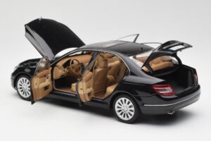Mercedes C-Class W204 Obsidian Preto AUTOart 1:18 B66962365 Metal - imagem 5 de 8