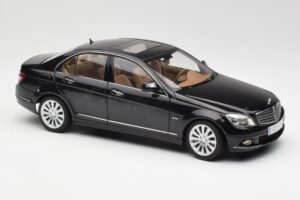 Mercedes C-Class W204 Obsidian Preto AUTOart 1:18 B66962365 Metal - imagem 6 de 8