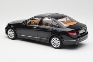 Mercedes C-Class W204 Obsidian Preto AUTOart 1:18 B66962365 Metal - imagem 7 de 8
