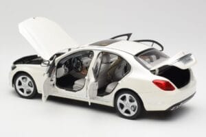 Mercedes C-Class W205 Diamond Branco Metálico Norev 1:18 B66960256 Metal - imagem 5 de 8